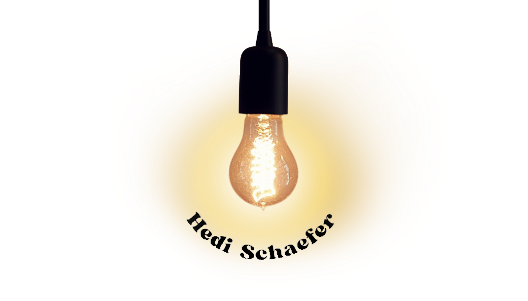 Glühbirne mit warmem Licht und geschwungenem Schriftzug „Hedi Schaefer“.