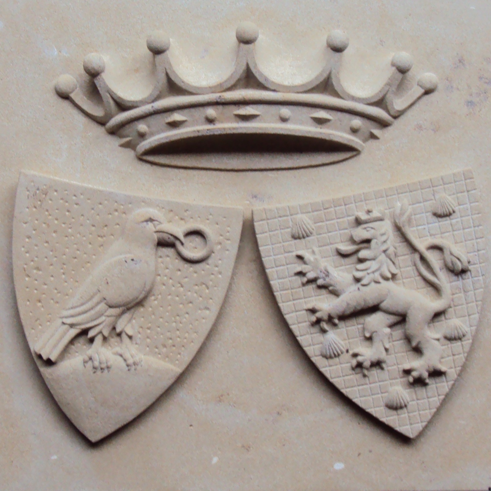 Steinreliefs zweier Wappenschilde mit Krone.